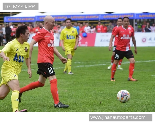 阿瓦伊与巴瓜拉尼的激烈对决展现足球魅力与团队精神